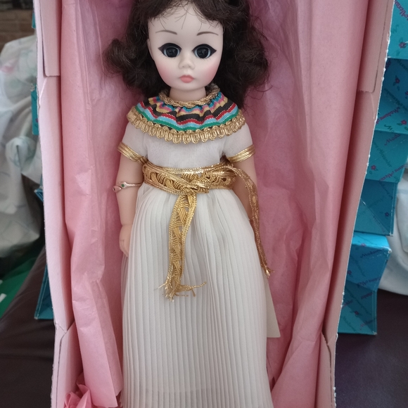 VINTAGE CLEOPATRA DOLL BY MADAM ALEXANDER WITH TAG AND BOX, 12" TALL - Picture 3 of 3
